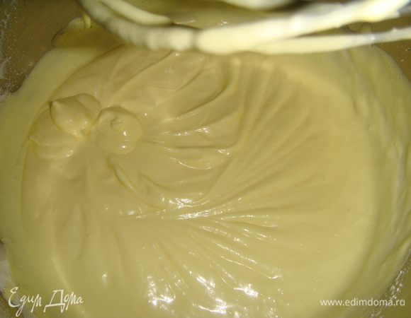 Маскарпоне смешать с желтками (предварительно взбитыми до бела с 20 г сахара).