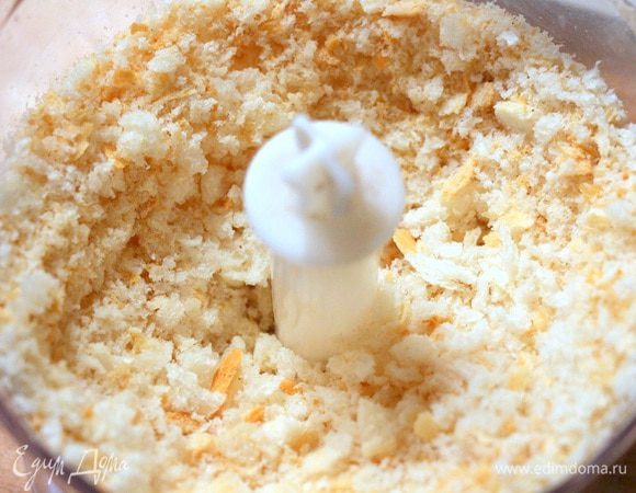 Хлеб искрошим при помощи блендера.
