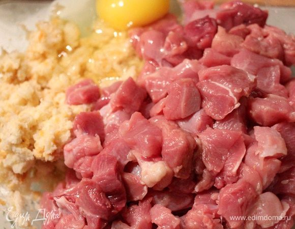 К крошкам добавляем молоко, оставляем для набухания на пару минут. Мясо режем небольшими кусочками, солим, перчим, соединяем с крошками.
