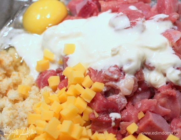 Добавляем яйцо, сметану и порезанный мелкими кубиками сыр Джюгас.