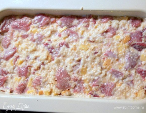 Все перемешиваем и выкладываем в смазанную оливковым маслом форму. Разравниваем лопаточкой.