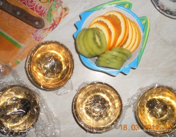 Нарезать фрукты кружочками, взять маленькие чашечки сложить туда по форме корзинки, растопить сахар а полить каждую, убрать на 20 мин. в морозилку.