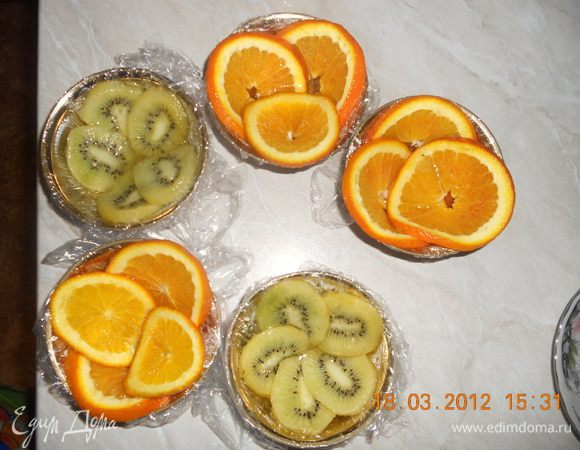 После достать с морозилки и положить в каждую корзинку пару ложек мороженного, сверху я украсила шоколадными вафельными палочками!!!