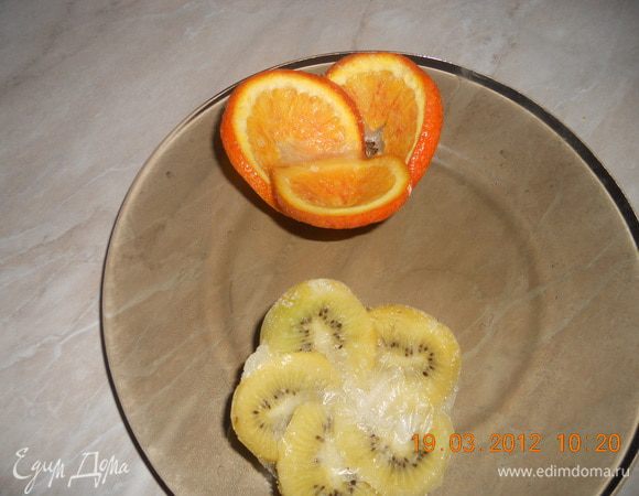 Как-то раз мы с семьёй пошли в итальянский ресторан,заказали мороженное!И нам подали его во фруктовых корзиночках,нам всем эта идея очень понравилась,что с тех пор я стала сама его готовить для своих домочадцев!
Попробуйте и вы!Не пожалеете!