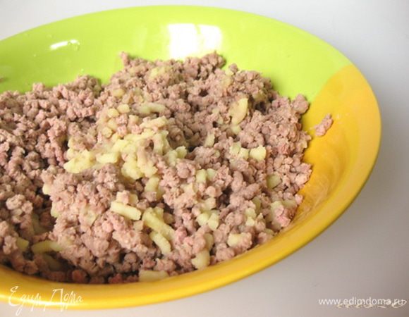 Картофель очистить от кожуры и вместе с говядиной пропустить через мясорубку (на крупной решетке).