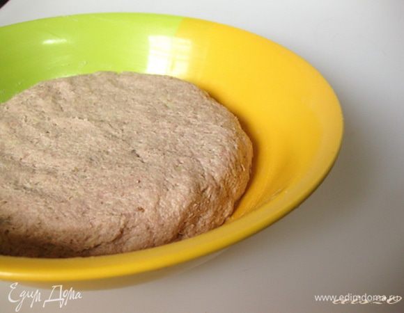 Приправить базиликом, добавить пропущенный через пресс чеснок, рикотту, яйца, посолить и поперчить по вкусу, перемешать до однородности.