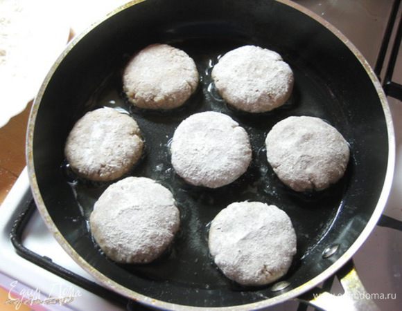 Из фарша сформовать небольшие польпетты круглой формы, обвалять в муке или панировочных сухарях и обжарить на разогретой сковороде с небольшим количеством растительного масла до румяной корочки.