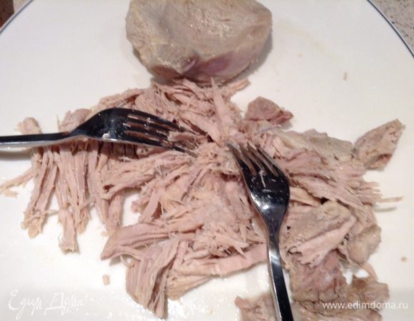 Мясо отварите и вилкой разделите на волокна. Грибы обжарьте вместе с луком, посолите и поперчите. Сыр и морковь натрите на крупной терке.