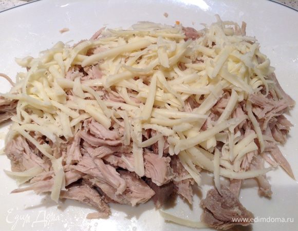 Уложите салат слоями: мясо, затем морковь, тонкий слой майонеза, тертый сыр, обжаренные с луком грибы, морковь, сыр и майонез.