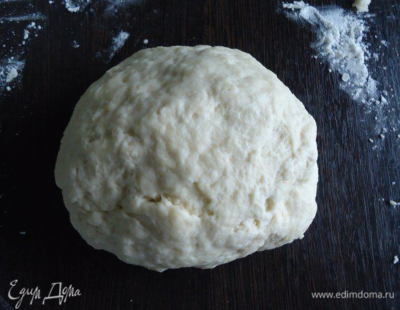 Муку смешать с разрыхлителем и солью. Добавить кефир и сливочное тесто, замесить тесто. Убрать в холодильник, пока готовится начинка.