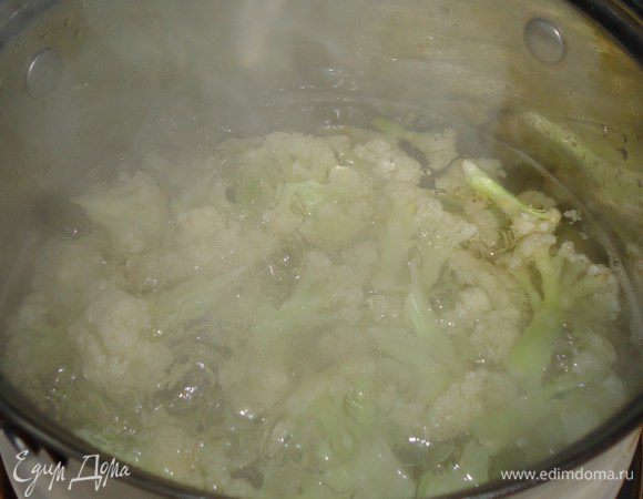 Цветную капусту разобрать на соцветия, отварить в подсоленной воде 5-7 минут.