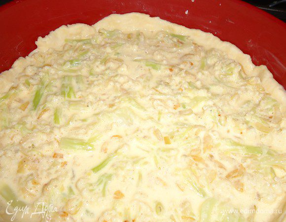 Тесто раскатать, выложить на смазанную сливочным маслом форму, сделать бортики. Вылить на тесто полученную смесь. Выпекать 40 минут. Можно кушать как горячим, так и холодным. Очень вкусно с чаем с молоком!