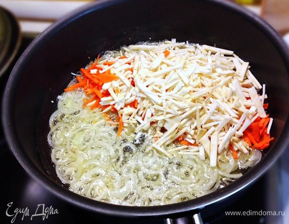 В сливочном масле обжариваем лук, морковь и корень сельдерея. 