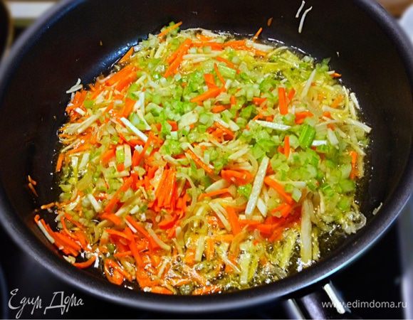 Затем добавляем мелко нарезанные стебли сельдерея 