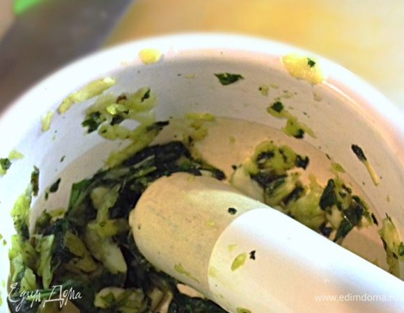 Чеснок мелко нарезаем и растираем в ступке вместе со свежим базиликом и оливковым маслом. 