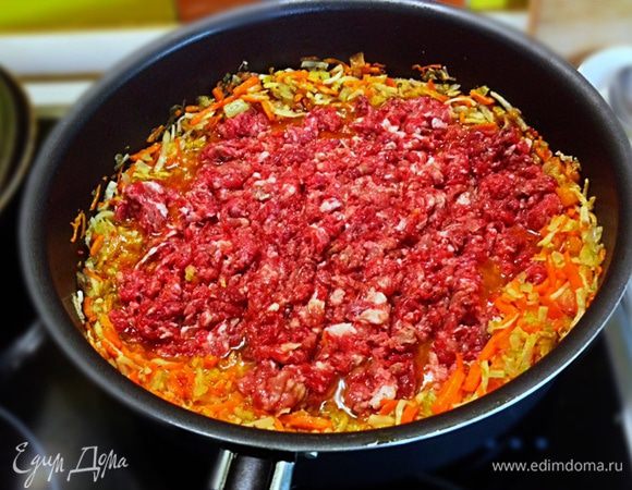 Добавляем фарш. Огонь увеличиваем. Перемешиваются чаще 