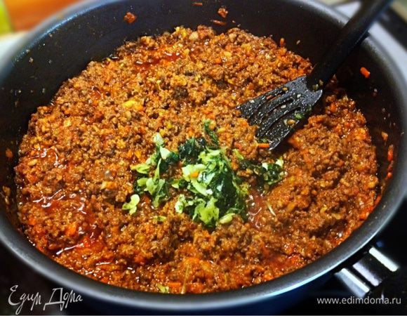 Добавляем вино и чеснок с базиликом