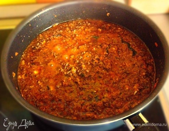 После того как вы париться алкоголь из вина и фарш с овощами начнется обжариваться можно добавить порциями мясной бульон