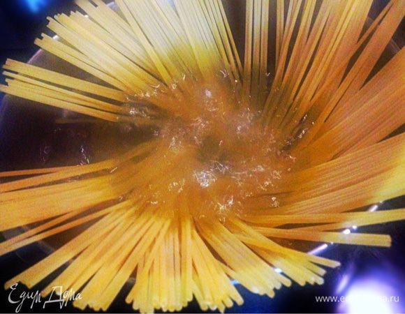 Отвариваем спагетти. Если хотите аль денте готовьте их на 1,5 -2 минуты меньше. 