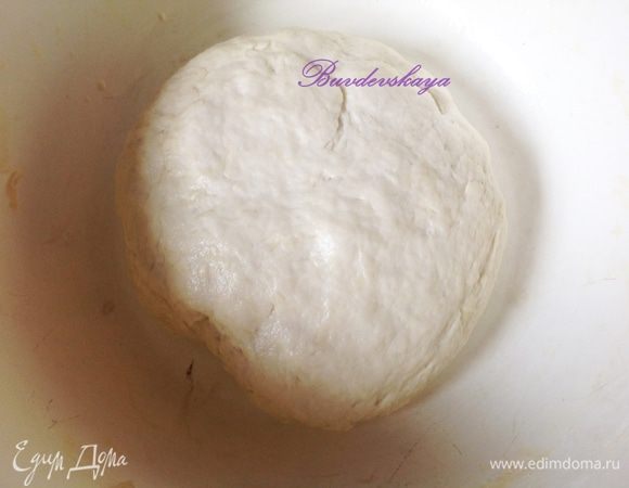 Готовим тесто для пиццы. В воде разведите дрожжи и соль, тщательно перемешайте. В миску просейте муку, постепенно добавляя в нее воду с дрожжами и оливковое масло. Тщательно вымесите тесто руками или с помощью комбайна 3–4 минуты, чтобы тесто стало гладким, однородным и эластичным. Накройте полотенцем и поставьте в теплое место на 30 минут.