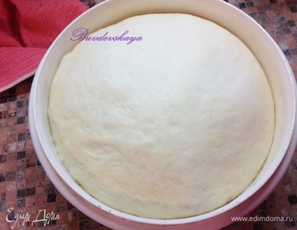 Когда тесто подойдет, обомните его и снова поставьте в теплое место на 30–40 минут, пока тесто не увеличится в объеме в 2 раза.