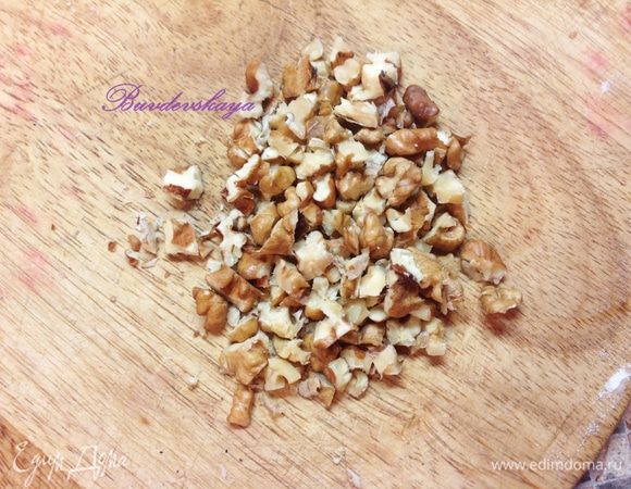 Грецкие орехи нарубите ножом, но не слишком мелко, и посыпьте ими пиццу. Отправьте пиццу в предварительно разогретую духовку до 220°C на 10–12 минут. Подавайте горячей.