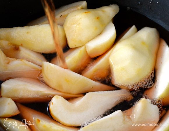 Груши очистить от кожуры и нарезать дольками (покрупнее). Выложить груши в сотейник, залить вином и поставить на сильный огонь. Держать груши на огне, пока все жидкость не выпариться. (Кстати, мускатного вина в этот раз у меня под рукой не оказалось, поэтому я взяла розовое вино и немного разбавила его водой. Груши все равно получились отличные! Вкусно есть и сами по себе...)