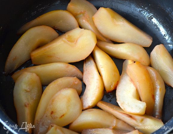 Как только все вино испариться, осторожно переложить груши на блюдо и дать остыть.