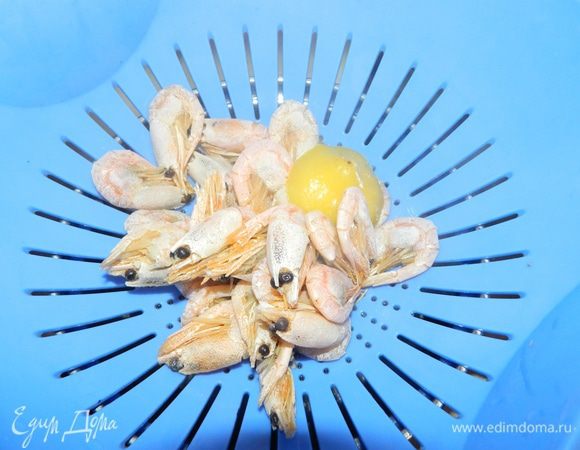 Отвариваем креветки в подсоленной воде с кусочком лимона до готовности, сливаем воду, очищаем.