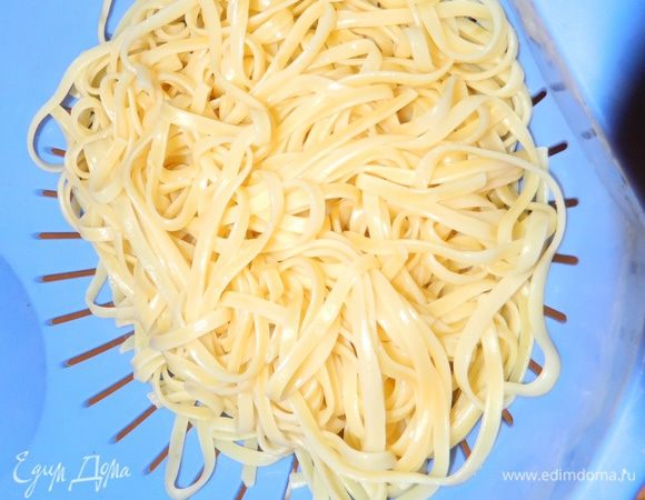 Отвариваем Bavette, откидываем на дуршлаг.