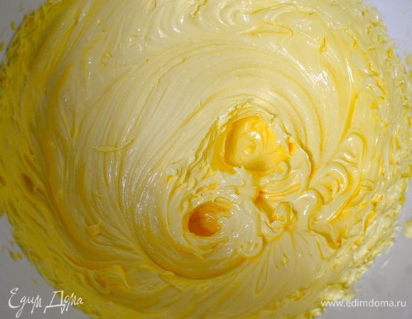 Отделить желтки от белков. В объемной миске взбить желтки с оставшимся маслом (70 г) и половиной сахара (50 г) до увеличения массы вдвое.