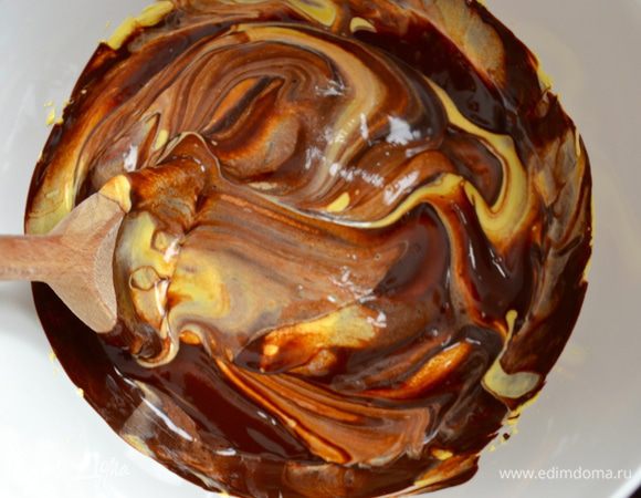 Добавить в желтковую массу шоколад и размешать.