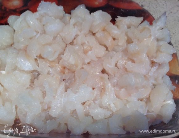 Рыбу нарезать на маленькие кусочки.