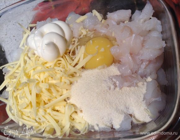 Добавить яйцо, 1 ст. л. майонеза, сыр, 1 ст. л. манки, соль, перец.
Все перемешать руками.