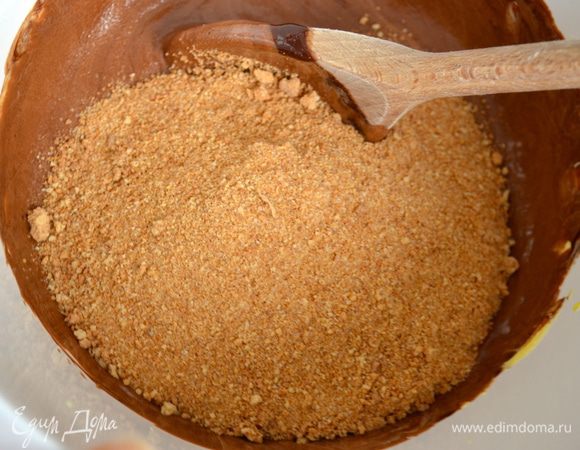 Печенье размолоть в крошку. Выложить крошку из "Амаретти" в тесто и снова перемешать.