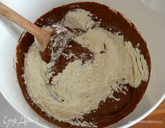 Добавить в тесто частями просеянную муку с разрыхлителем. Тесто получится поначалу достаточно густым - это нормально.
