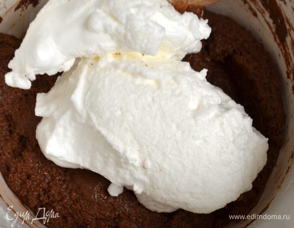 Отдельно взбить белки с оставшимся сахаром до устойчивых пиков. В три подхода ввести взбитые белки в тесто, каждый раз аккуратно перемешивая тесто снизу вверх.