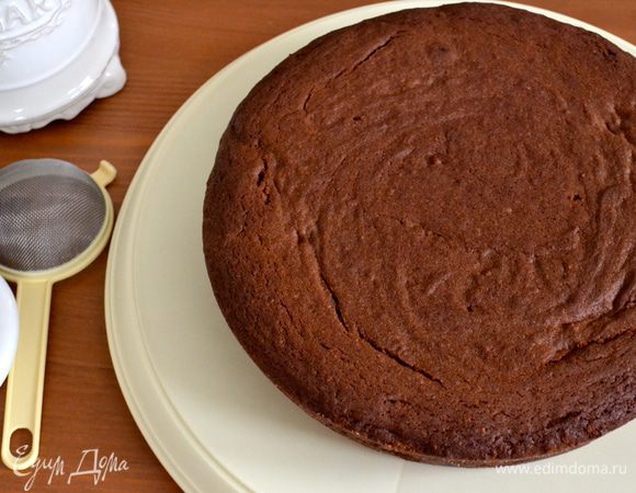 Готовый пирог достать из духовки и дать ему остыть 15-20 минут в форме. Затем выложить из формы и дать ему окончательно остыть на решетке. Перед подачей присыпать верх сахарной пудрой. 