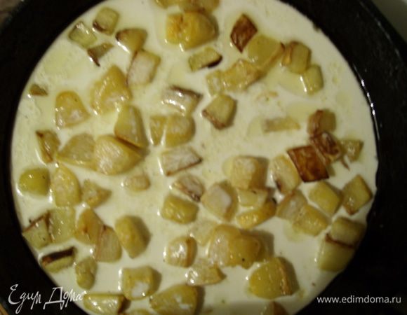 Добавить рубленый чеснок, через несколько секунд вино, выпарить до половины, залить всё сливками.