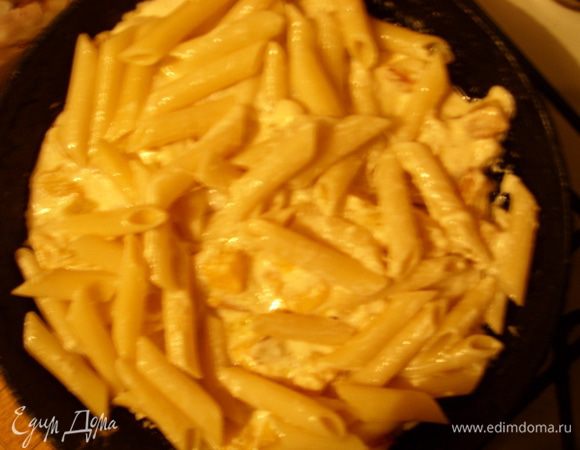 Макароны предварительно отварить 7-10 минут, переложить в соус и прогреть.