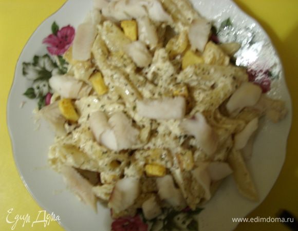 Разложить по тарелкам, сверху положить кусочки отваренной рыбы и посыпать базиликом.