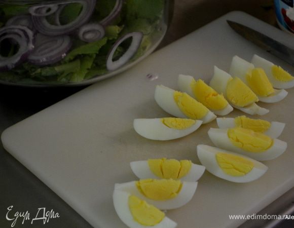 Яйца отварить, почистить и нарезать дольками. Помидоры крупные порезать. Красный лук нарубить. Авокадо очистить и порезать дольками. Салатные листья нарвать. Оливки на пополам  порезать.
