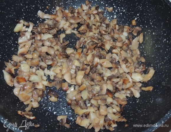 Обжарить грибы на подсолнечном масле без запаха (масла не много!)