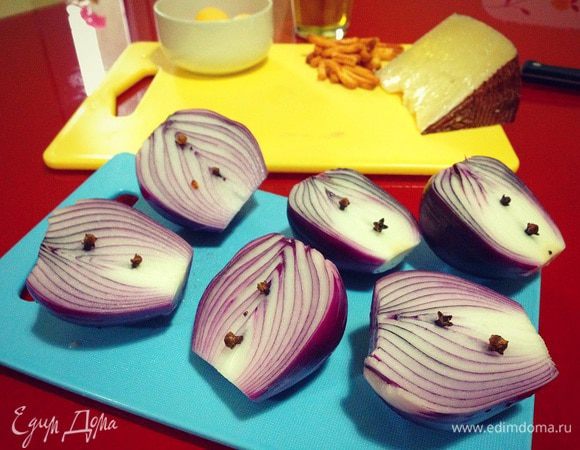 Для начала отчистим лук от кожицы и разрежем на половинки , в каждую половинку лука воткнем по две палочки гвоздики...