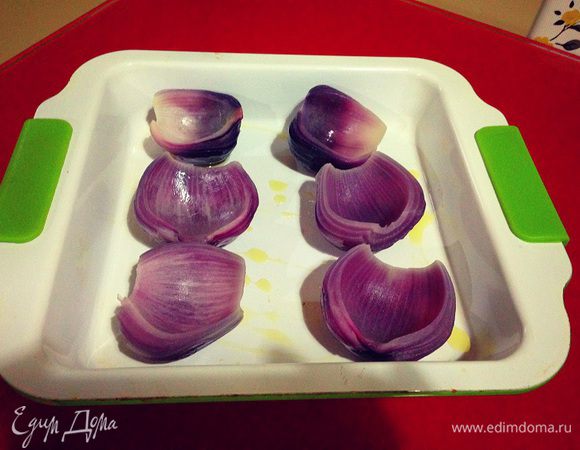 Аккуратно вынимаем наш лук из воды, даем не много стечь и остыть, удаляем гвоздики, вынимаем несколько слоев лука, сердцевину откладываем в строну, наши луковые корзинки укладываем в форму.....сбрызгиваем их бальзамическим уксусом...