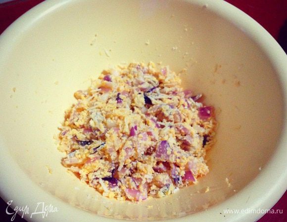 Теперь делаем смесь для наших луковых корзиночек...натрем на мелкой терке желтки и сыр...сердцевины лука мелко нашинкуем....все перемешаем в миске...