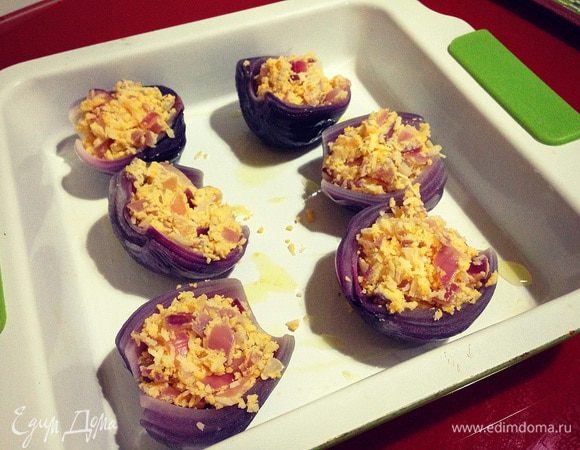 Наполним наши луковые корзинки сырно-яичной смесью...