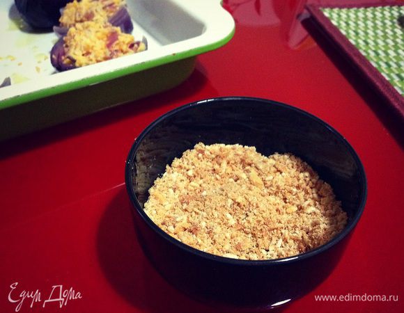 Возьмем две столовые ложки панировочных сухарей, добавим в них немного специй и перемешаем....у меня были итальянские палочки в специях....я просто перемолола их в крошку...