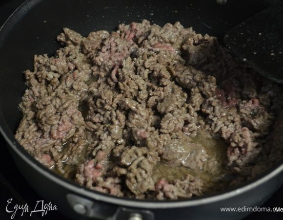 Обжарим на разогретой сковороде фарш говяжий со всех сторон.
