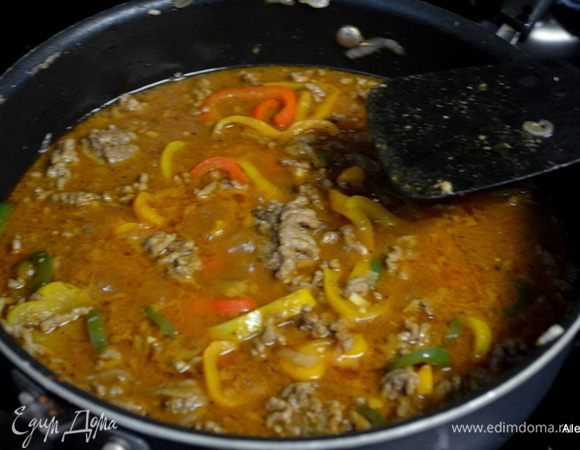 Затем добавим пиво 1 стакан, томатный соус 226 г, щепотку  чипотли, 1 ч.л орегано, 1 ч.л паприка, 1/4 ч.л кайен. перец, 1 стол.л  вустер. соус, 1/4 стакана кетчуп. Перемешаем.Тушим 25 мин.